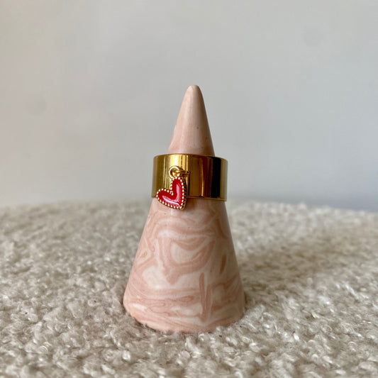 Bague épaisse dorée - Coeur rouge